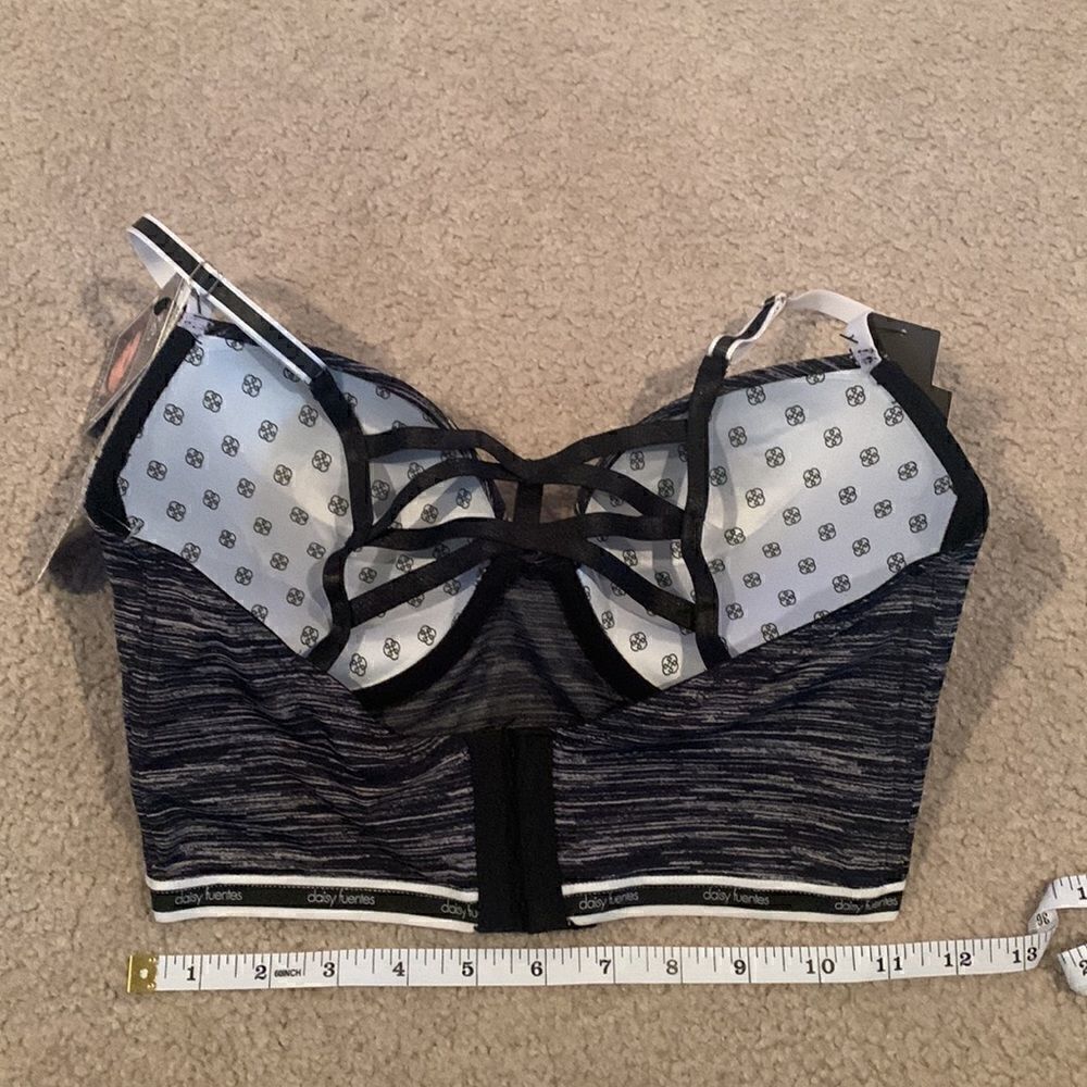 NWT Daisy Fuentes Sporty Lined Bra with Strappy Back size 36D - Picture 2 of 4
